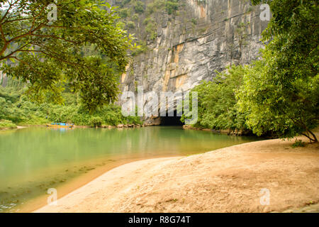 Phong Nha Ke Bang, grotte, un étonnant, merveilleux cavern à Bo Trach, Quang Binh, au Vietnam, est patrimoine de Viet Nam, traveller visiter en bateau sur wate Banque D'Images