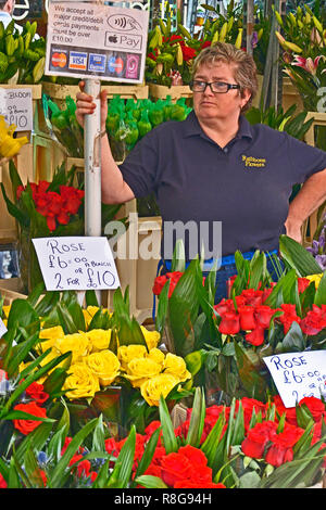 Dimanche Marché aux Fleurs, COLUMBIA ROAD, Bethnal Green, TOWER HAMLETS, EAST LONDON. Août 2018. La colorée rue dimanche matin Marché aux Fleurs Banque D'Images