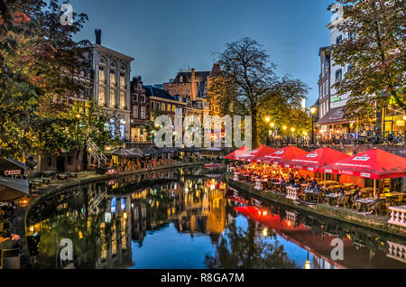 Utrecht, Pays-Bas, 30 Septembre 2017 : maisons, arbres et terrasses de cafés se reflétant dans l'Oude Gracht (Vieux canal) sur un beau soir de autu Banque D'Images