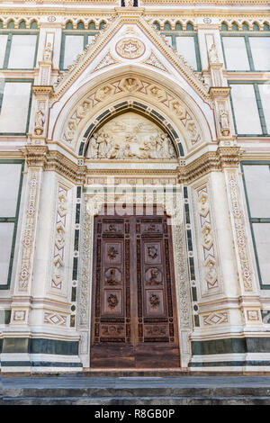 Porte de la Basilique de Santa Croce ou Basilique de la Sainte Croix à Florence. Italie Banque D'Images