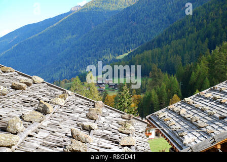 Toit typique d'un chalet dans la vallée Ultental (allemand : Ultental ou Ulten, Italien : Val d'Ultimo), le Tyrol du Sud, Italie. L'Ulten Valley se trouve à 40 km Banque D'Images