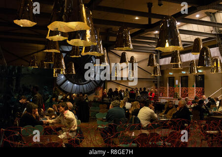 L'espace sur le plancher derrière le uppest West horloge est un restaurant branché, le Café Campana, avec un design contemporain de la Campana Brothers, Bra Banque D'Images