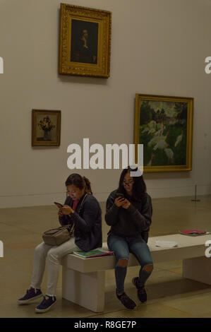 Les visiteurs bénéficiant d'une pause tout en visitant les collections, salles de post-impressionniste Banque D'Images