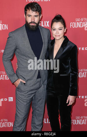 BEVERLY HILLS, LOS ANGELES, CA, USA - 09 novembre : Tom Cullen, Kati Outinen arrivent à la SAG-2017 Fondation de l'AFTRA Patron Artistes Awards tenue à l'Wallis Annenberg Center for Performing Arts le 9 novembre 2017 à Beverly Hills, Los Angeles, Californie, États-Unis. (Photo par Xavier Collin/Image Press Office) Banque D'Images