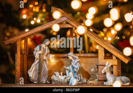 Crèche de Noël scène avec figurines y compris Jésus, Marie, Joseph et les moutons. Se concentrer sur notre mère ! Banque D'Images