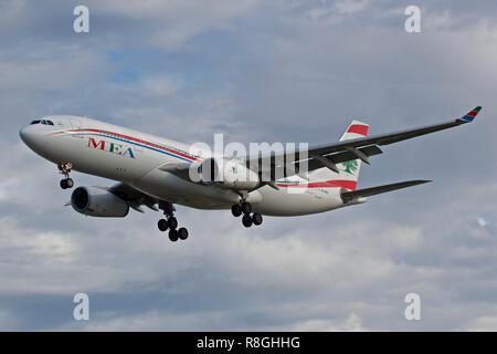 Middle East Airlines Airbus A330-243 OD-BAM l'atterrissage à l'aéroport Heathrow de Londres Banque D'Images