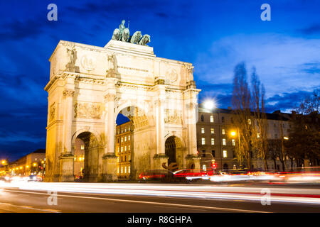 La Siegestor (1852) (Anglais : Porte de la Victoire) est un arc de triomphe à trois arches à Munich, Allemagne Banque D'Images