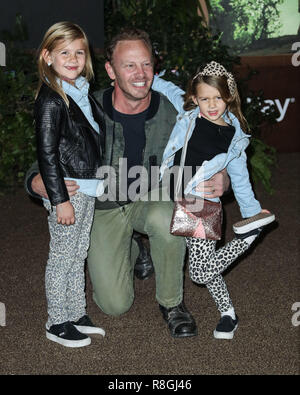 HOLLYWOOD, LOS ANGELES, CA, USA - 11 DÉCEMBRE : Ian Ziering, Mia Loren Ziering, Penna Mae Ziering lors de la première mondiale de Columbia Pictures' 'Jumanji : Bienvenue dans la jungle" tenue à l'IMAX Théâtre chinois de Grauman le 11 décembre 2017 à Hollywood, Los Angeles, Californie, États-Unis. (Photo par Xavier Collin/Image Press Office) Banque D'Images