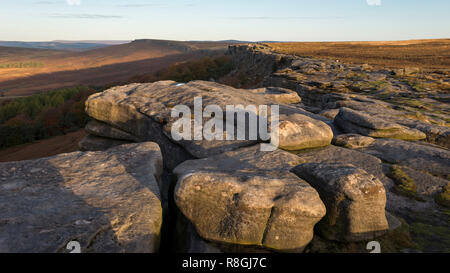 Matin d'automne sur Stanage Edge dans le Peak District National Park, Angleterre. Banque D'Images