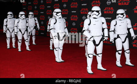 LOS ANGELES, CA, USA - Décembre 09 : Stormtroopers lors de la première mondiale de Disney Pictures et Lucasfilm's 'Star Wars : Le dernier des Jedi qui s'est tenue au Shrine Auditorium le 9 décembre 2017 à Los Angeles, Californie, États-Unis. (Photo par Xavier Collin/Image Press Office) Banque D'Images