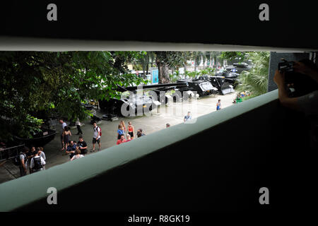 Ho Chi Minh Ville, Vietnam - Les touristes et les visiteurs parmi les expositions vu d'un balcon à l'étage le Musée des débris de guerre à Berlin en août 2018 Banque D'Images