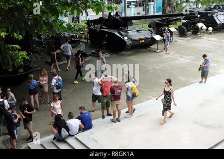 Ho Chi Minh Ville, Vietnam - Les touristes et les visiteurs parmi les expositions au Musée des débris de guerre à Berlin en août 2018 Banque D'Images