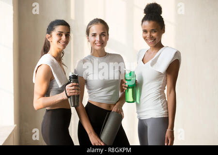 Préfet slim attractive women resting after workout Banque D'Images