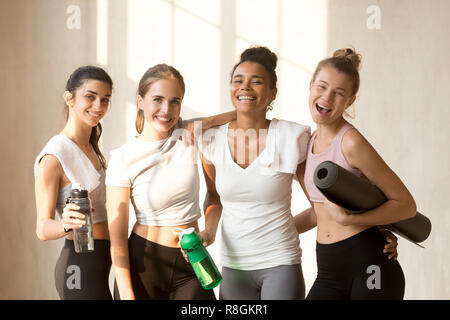 Les femmes de repos après entraînement smiling at camera Banque D'Images