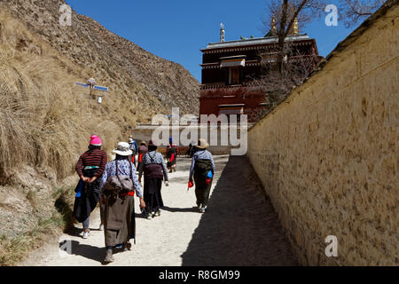 Pèlerins de prendre votre tour du monastère de Labrang, Gansu, Chine Banque D'Images