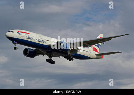 British Airways Boeing 777-236 G-CIEM VII F L'atterrissage à l'aéroport Heathrow de Londres Banque D'Images