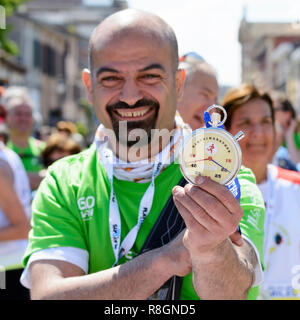 RIMINI, ITALIE - 30 avril 2017 : un volontaire montre la médaille du module de finition et sourit. Banque D'Images