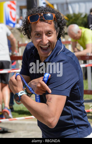 RIMINI, ITALIE - 30 avril 2017 : Migidio Bourifa sourit et montre le logo de la course. Banque D'Images