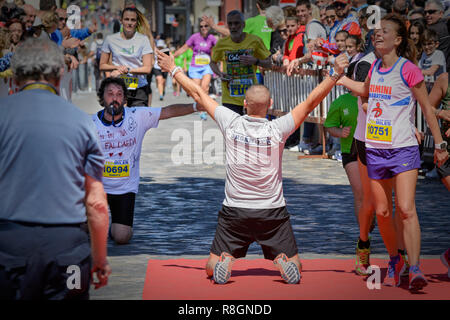 RIMINI, ITALIE - 30 avril 2017 : la joie d'un athlète qui termine la course. Banque D'Images