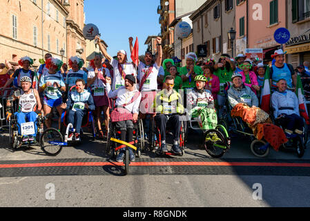 RIMINI, ITALIE - 30 avril 2017 : les athlètes handicapés prêt à aller. Banque D'Images