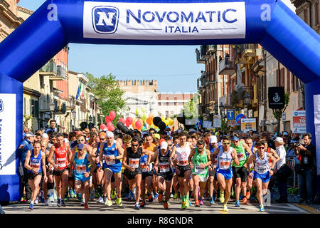 RIMINI, ITALIE - 30 avril 2017 : les athlètes commencent au début de la course. Banque D'Images