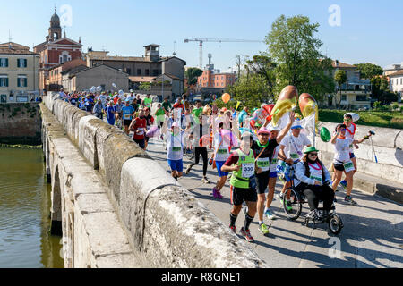 RIMINI, ITALIE - 30 avril 2017 : les athlètes passent sur le pont de Tibère. Banque D'Images