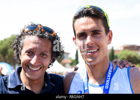 RIMINI, ITALIE - 30 avril 2017 : Migidio Bourifa sourit avec le gagnant Daniele Meucci. Banque D'Images