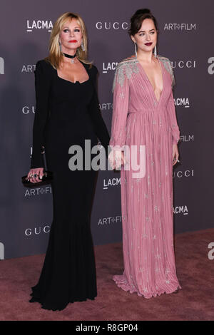 LOS ANGELES, CA, USA - 04 novembre : Melanie Griffith, Dakota Johnson arriver au LACMA Art  + Film 2017 Gala tenu au Los Angeles County Museum of Art, le 4 novembre 2017 à Los Angeles, Californie, États-Unis. (Photo par Xavier Collin/Image Press Office) Banque D'Images