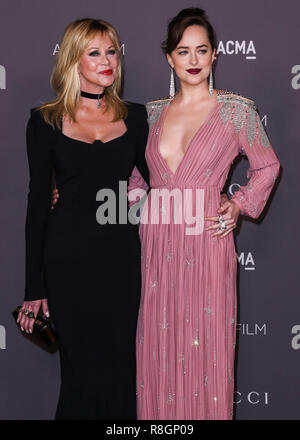 LOS ANGELES, CA, USA - 04 novembre : Melanie Griffith, Dakota Johnson arriver au LACMA Art  + Film 2017 Gala tenu au Los Angeles County Museum of Art, le 4 novembre 2017 à Los Angeles, Californie, États-Unis. (Photo par Xavier Collin/Image Press Office) Banque D'Images