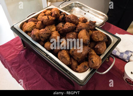 Un traitement appelé oliebollen en néerlandais, qui est des plats sucrés traditionnels pour le Nouvel An aux Pays-Bas Banque D'Images