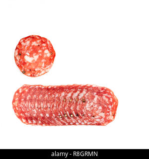 Épicé, sec, saucisse fine tranches isolées. Vue de dessus, l'orientation horizontale. Banque D'Images