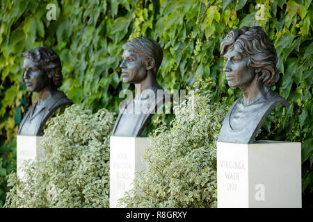 Des statues de légendes du tennis Britannique Virginia Wade, Ann Haydon Jones et Angela Mortimer Banque D'Images