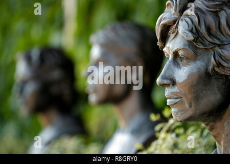 Des statues de légendes du tennis Britannique Virginia Wade, Ann Haydon Jones et Angela Mortimer Banque D'Images