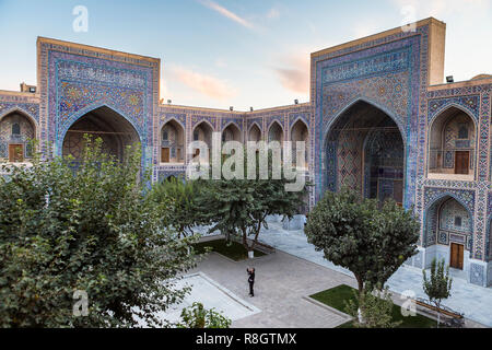 Cour intérieure d'Oulougbek, Madrasa Reghistan, Samarkand, Ouzbékistan Banque D'Images