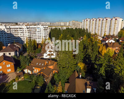 Cottage village près de ville de Moscou, Russie Banque D'Images