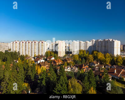 Cottage village près de ville de Moscou, Russie Banque D'Images