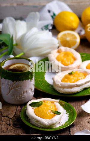 Les nids de meringue en forme d'oeuf avec le lait caillé de citron de pâques traditionnel .pâtisseries. selective focus Banque D'Images