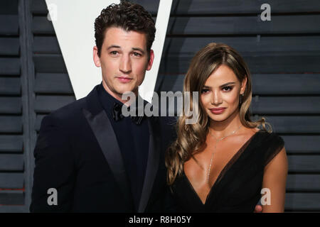 BEVERLY HILLS, LOS ANGELES, CA, USA - 26 février : Miles Teller, Keleigh Sperry arrive à la Vanity Fair Oscar Party 2017 tenue à l'Wallis Annenberg Center for the Performing Arts le 26 février 2017 à Beverly Hills, Los Angeles, Californie, États-Unis. (Photo par Xavier Collin/Image Press Office) Banque D'Images