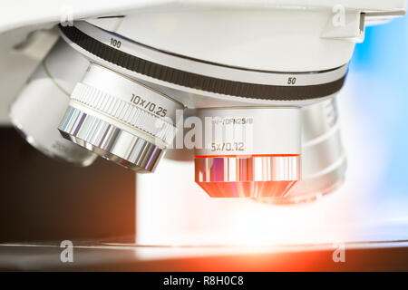 Close up de l'examen de l'échantillon au microscope en laboratoire. Banque D'Images