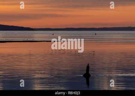 Crépuscule sur l'estuaire de Conwy sur la côte nord du Pays de Galles à Deganwy Banque D'Images