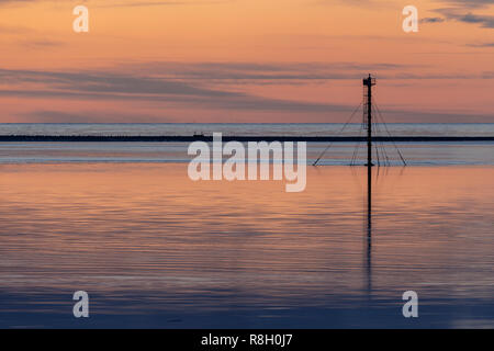 Crépuscule sur l'estuaire de Conwy sur la côte nord du Pays de Galles à Deganwy Banque D'Images