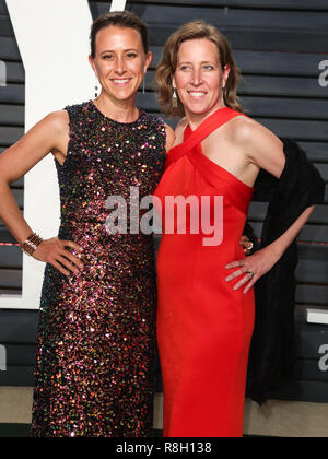 BEVERLY HILLS, LOS ANGELES, CA, USA - 26 février : Anne Wojcicki, Susan Wojcicki arrive à la Vanity Fair Oscar Party 2017 tenue à l'Wallis Annenberg Center for the Performing Arts le 26 février 2017 à Beverly Hills, Los Angeles, Californie, États-Unis. (Photo par Xavier Collin/Image Press Office) Banque D'Images