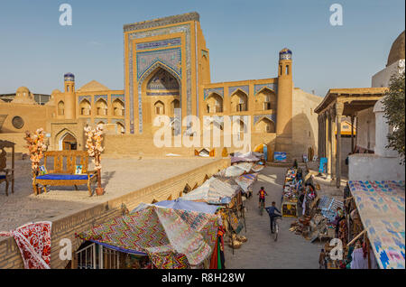 Scène de rue à Ichon-Qala, vieille ville, en arrière-plan Allakuli Khan Medressa, Khiva, Ouzbékistan Banque D'Images