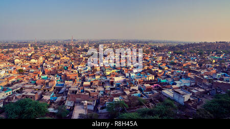 Vue aérienne de la ville indienne pauvre Varsana, Barsana. Panorama haute résolution pour l'impression grand format. Mathura, Uttar Pradesh, Inde. Banque D'Images