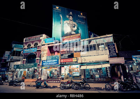 Varkala Kerala, Inde / - 30 novembre 2017 : la nuit dans Varkala ville. Vie nocturne en ville. Banque D'Images