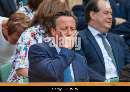 Montres David Cameron au cours de la Wimbledon 2018 Banque D'Images