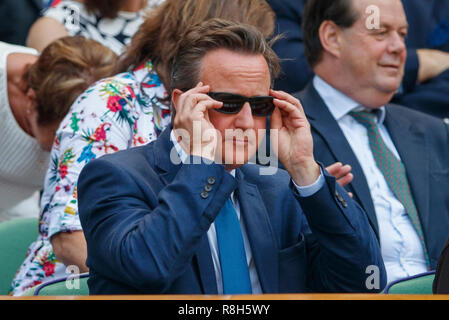 Montres David Cameron au cours de la Wimbledon 2018 Banque D'Images