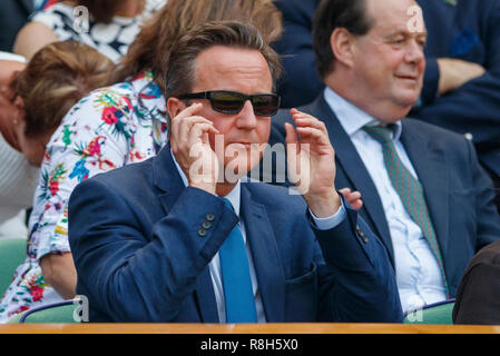 Montres David Cameron au cours de la Wimbledon 2018 Banque D'Images