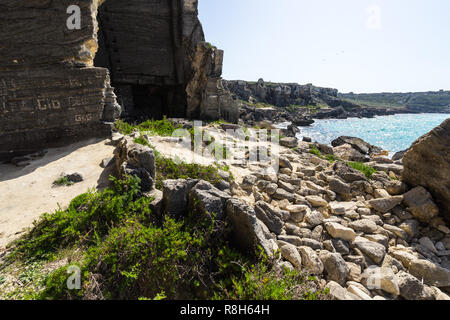 Carrières de tuf ancienne près de la baie de Cala Rossa, Favignana, Îles Égades, Sicile, Italie Banque D'Images