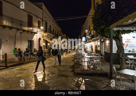 Les visiteurs et touristes profitant de la soirée à Florence centre historique plein de restaurants typiques et de glaciers, Favignana, Sicile Banque D'Images